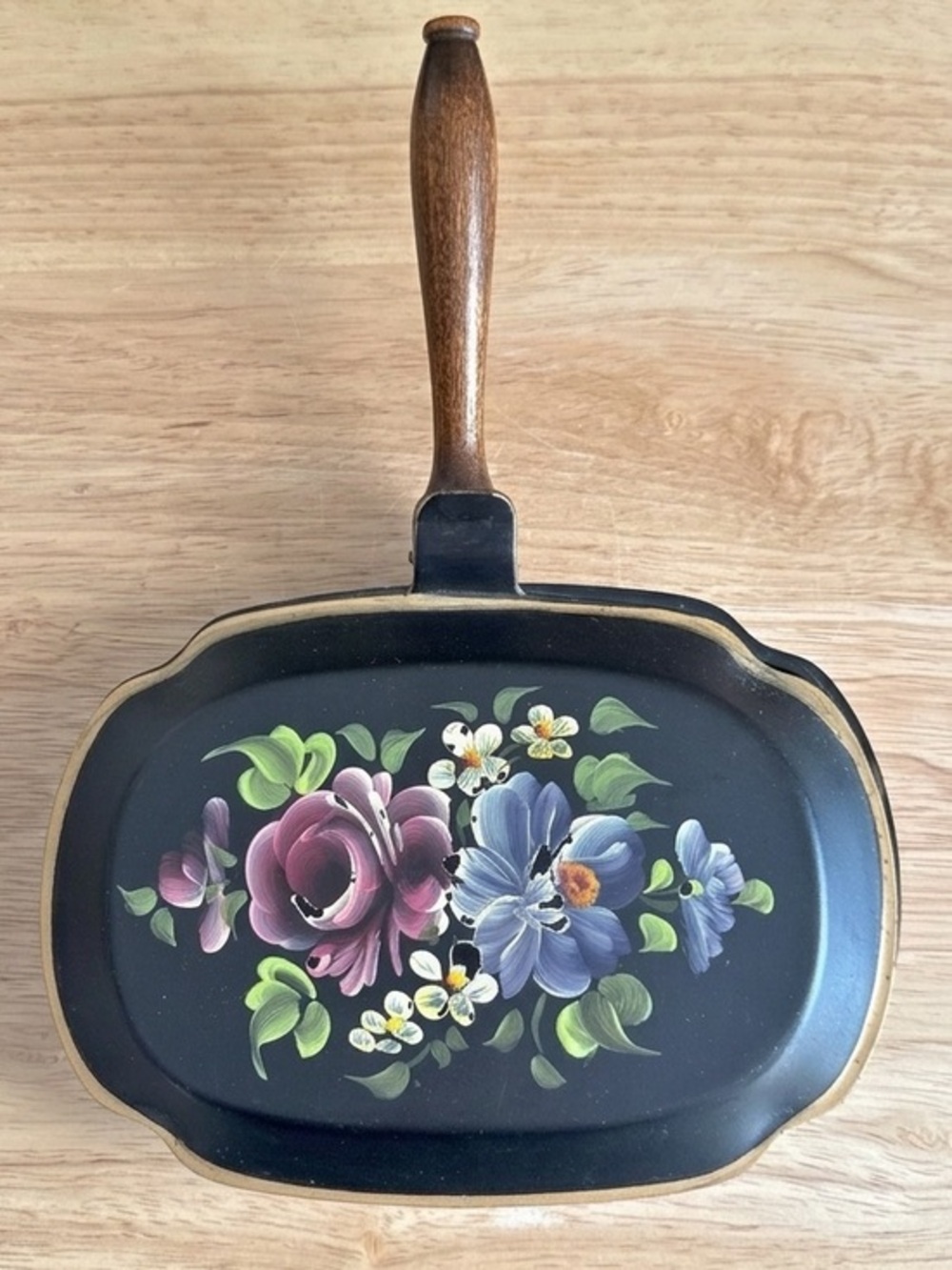 Vintage Toleware Hand Painted Silent Butler Crumb Catcher Wooden Handle Nashco - Picture 3 of 15